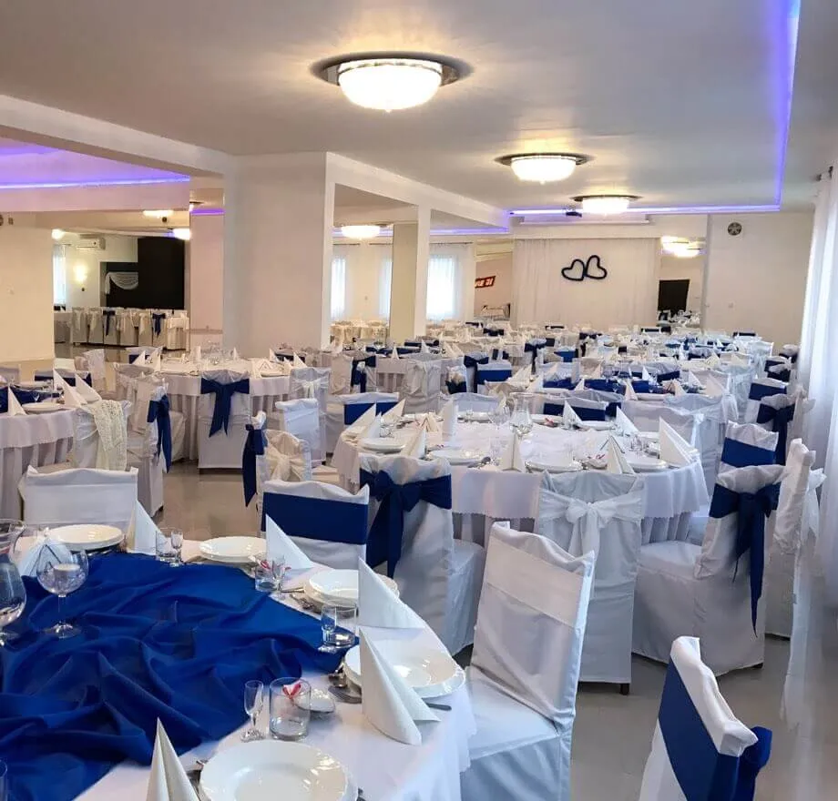 Nowe wnętrze Sali Bankietowej w Tuliszkowie - sala z nakrytymi stołami